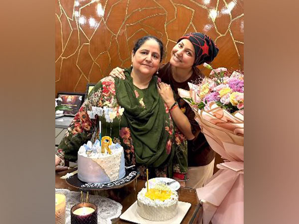 Hina Khan with mother (image source: instagram/realhinakhan)