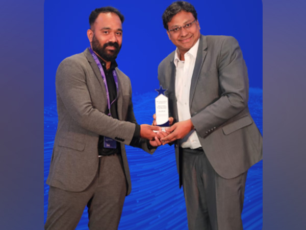 Venkateswaran Krishnamurthy, Chief Revenue Officer, SecureKloud Technologies, receiving the award for 