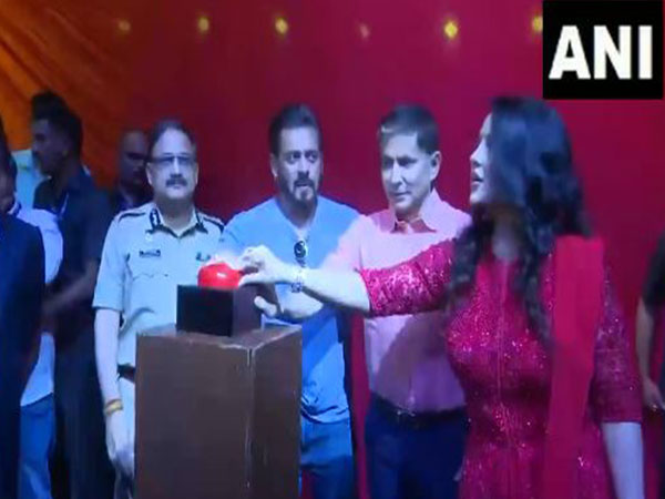 Amruta Fadnavis, Salman Khan at event (Photo/ANI)