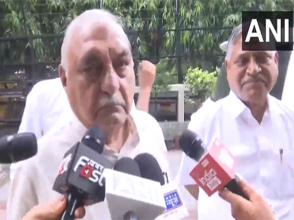 Bhoopinder Singh Hooda and Udai Bhan outside Himachal Bhawan (Photo/ANI)