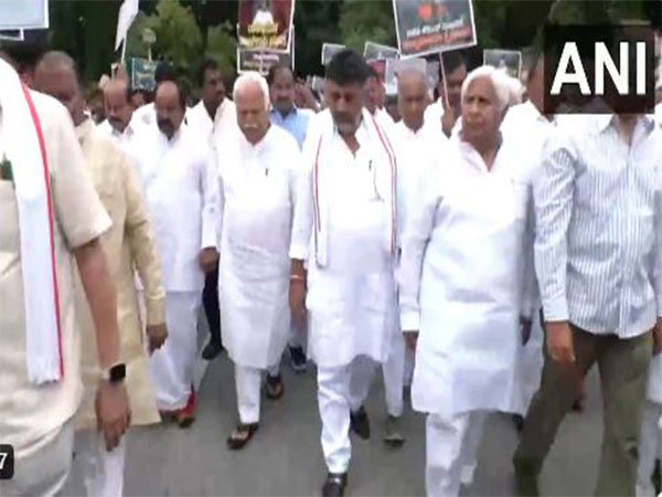 Karnataka Dy CM DK Shivakumar leds ministers, legislators holding ‘Raj Bhavan Chalo', protest (Photo/ANI)