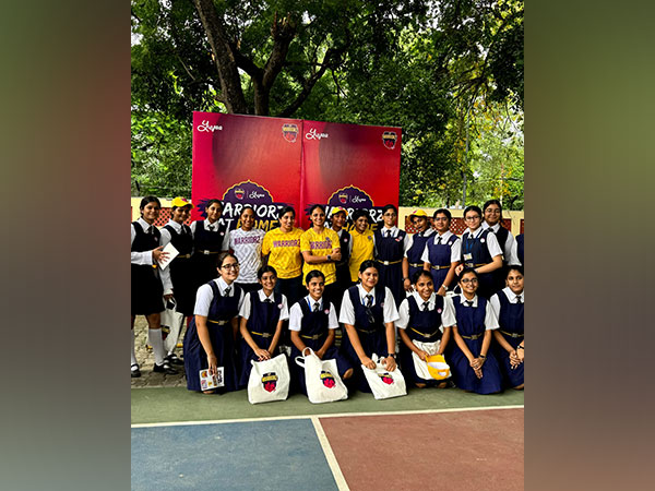 UP Warriorz players with young and aspiring school girls (Photo: UPW)