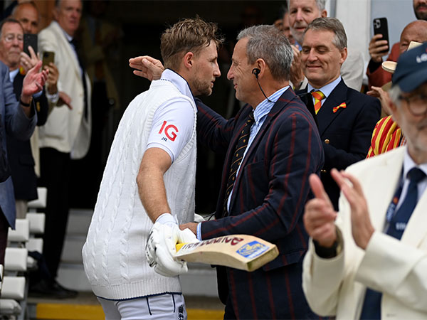 Joe Root embraces his father after his hundred (X/@englandcricket)