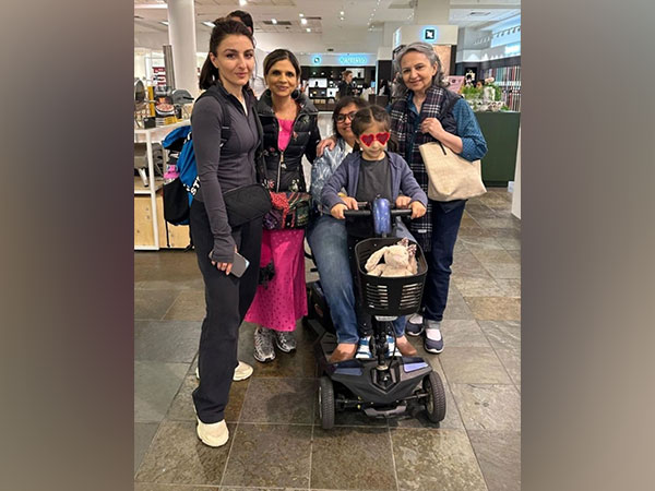 Soha Ali Khan, Sharmila Tagore with family (image source: instagram/sabapataudi)