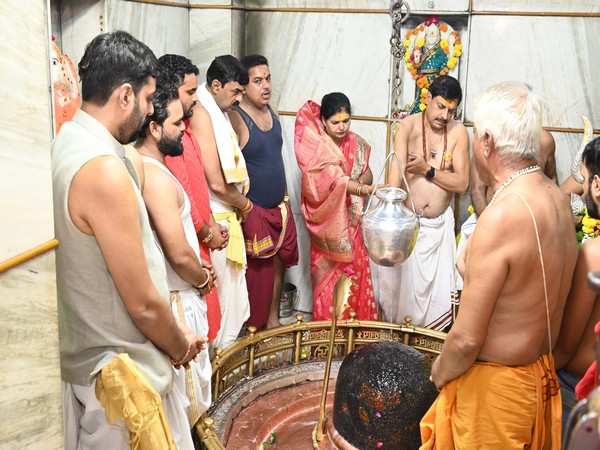 MP CM Mohan Yadav performing puja rituals at Mahakal temple (Photo/Ujjain PRO)