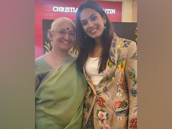 Mira Kapoor with her college professor (Image source: Mira Kapoor's Instagram)