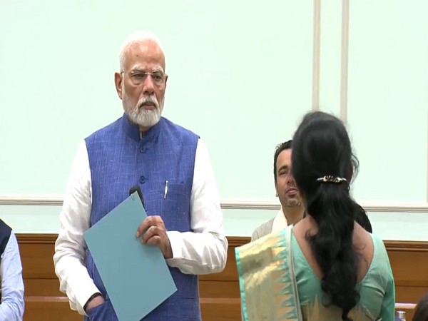 PM Modi interacting with teachers (Photo/ DD)