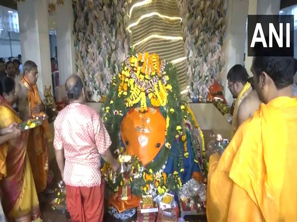 Morning aarti visuals from Shri Ganesh Mandir Tekdi (Photo/ANI)
