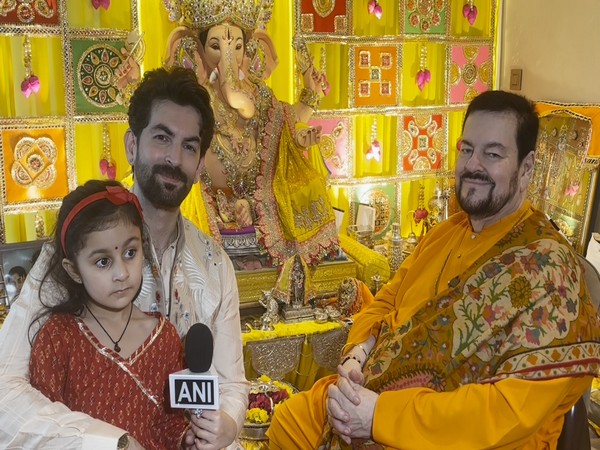 Singer Nitin Mukesh and his son Neil Nitin Mukesh (Image source: ANI)