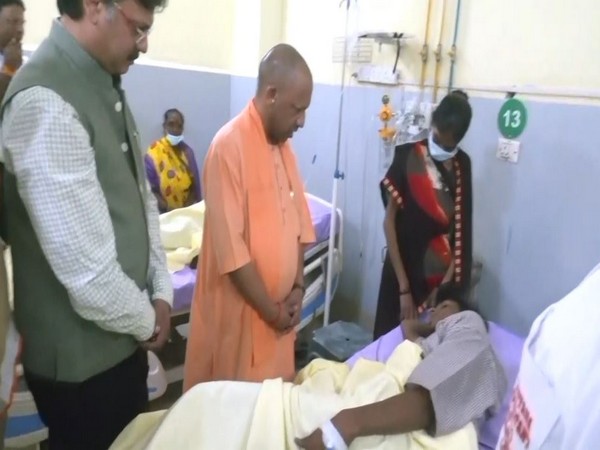 CM Yogi visits injured at hospital in Lucknow (Photo/ANI)