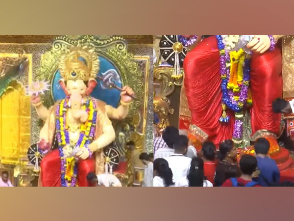 Devotees at  Lalbaugcha Raja (Image Source: ANI)