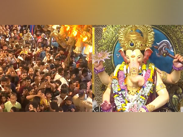 Devotees at Mumbai's Lalbaugcha Raja (Image Source: ANI)