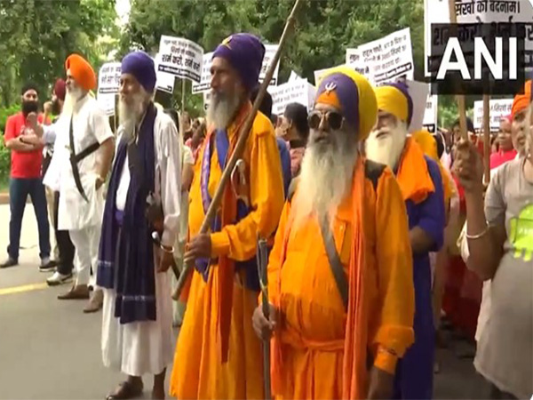 Sikh Prakoshth protest outside Rahul Gandhi's residence (Photo/ANI)