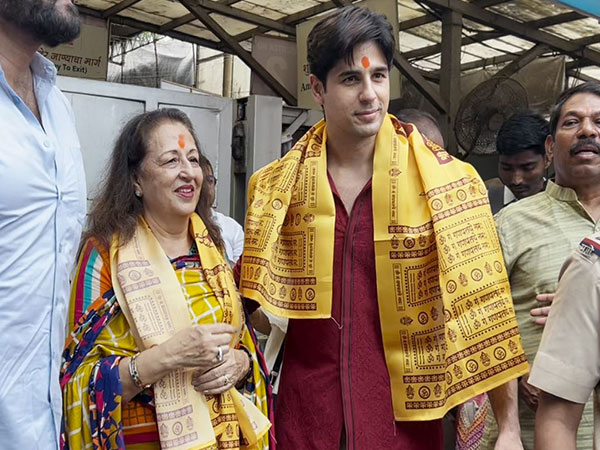 Sidharth Malhotra with his mother (Photo/ANI)