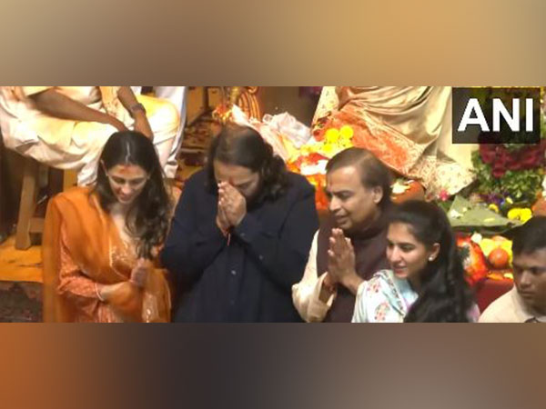 Mukesh Ambani and his family members (Image source: ANI)
