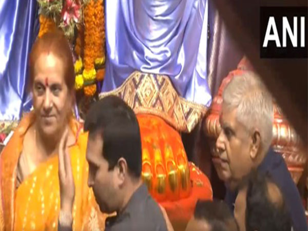 Vice-President Jagdeep Dhankhar, Sudesh Dhankhar visit Lalbaugcha Raja(Image source/ANI) 