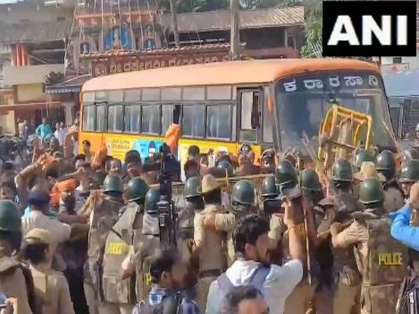 Protest by workers of VHP and Bajrang Dal (Photo/ANI)