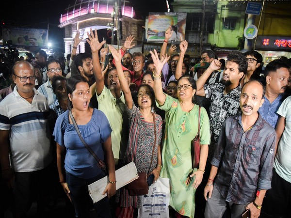 People protest outside Mamata Banerjee's residence during the meeting between the CM and Junior doctors today. (Photo/ANI)