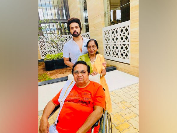 Himesh Reshammiya with his parents (Photo/Instagram/@realhimesh)