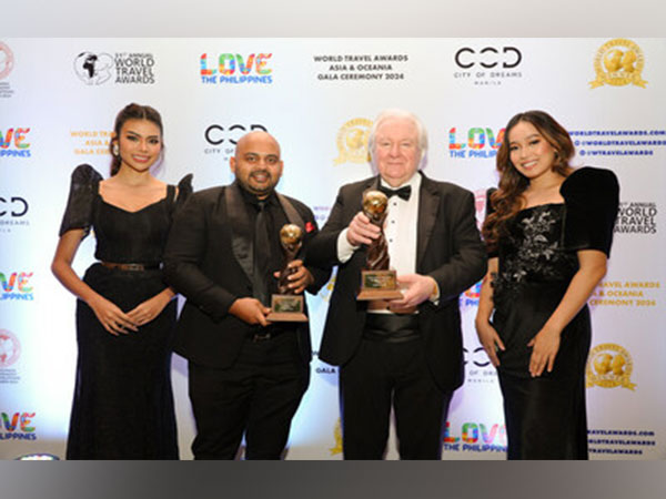 Vishal Vincent Tony, Managing Director, Ayatana Resorts, receiving the honours for Ayatana Coorg & Ayatana Ooty from Graham Cooke - Founder and President, World Travel Awards.