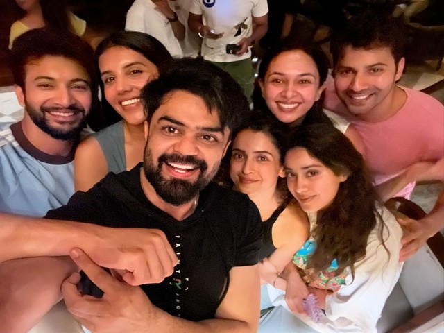 Maniesh Paul, Varun Dhawan,  Janhvi Kapoor, Sanya Malhotra, Sunny Sanskari Ki Tulsi Kumari's team (Photo/Instagram@manieshpaul)