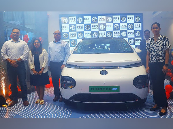 Naina Jaiswal, National & South Asia Table Tennis Champion with MG Motor & PPS Motors’ officials launching MG Windsor - India’s 1st Intelligent CUV, at PPS Motors' Hyderabad showroom