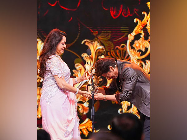 Hema Malini, Shah Rukh Khan (Photo/instagram@iifa)