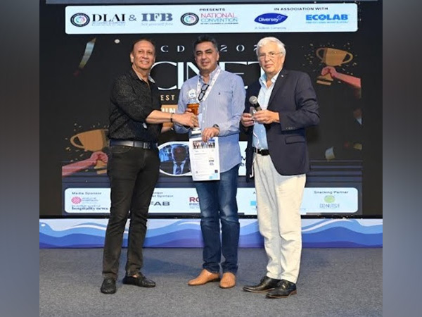 Sachin Dewan, CEO of Bianca The Luxury Clothspa, receives the CINET – Professional Textile Care Overall Award India 2024 from Suresh Bhatia (DLAI) and Peter Wennekes (CINET)