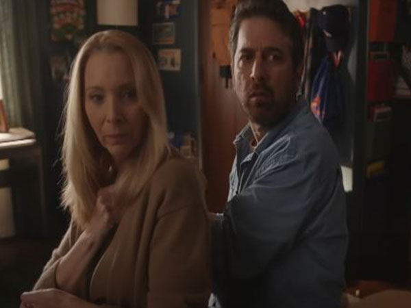 Lisa Kudrow, Ray Romano in a still from 'No Good Deed' (Photo/Youtube/@Netflix)