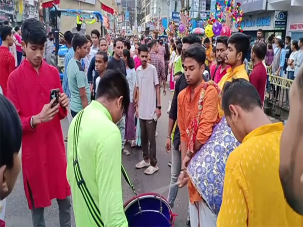 People gather on streets on the occasion of Mahalaya. (Photo/ANI)