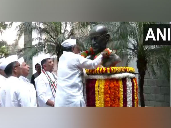 Karnataka Chief Minister Siddaramiah put a garland on Gandhi's idol (Photo/ANI) 