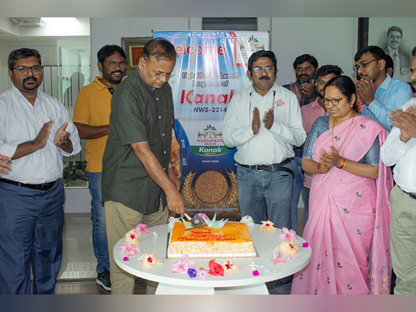 Dr P. Satish Kumar, Director, Nuziveedu Seeds, Unveiling NWS – 2214 Kanak – Wheat Variety