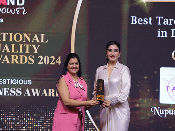 Nupur Heda Patil receiving Brand Empower’s “National Quality Award 2024” from Padma Shree Awardee, Raveena Tandon