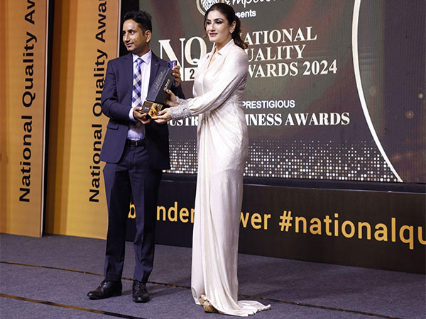 Dwarkesh Bhartiye receiving Brand Empower’s “National Quality Award 2024” from Padma Shree Awardee, Raveena Tandon