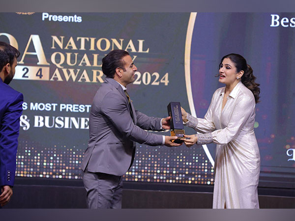 Aijaz Ahmad Bhat, Director (Lazzat Foods And Spices) receiving Brand Empower’s “National Quality Award 2024” from Padma Shree Awardee, Raveena Tandon