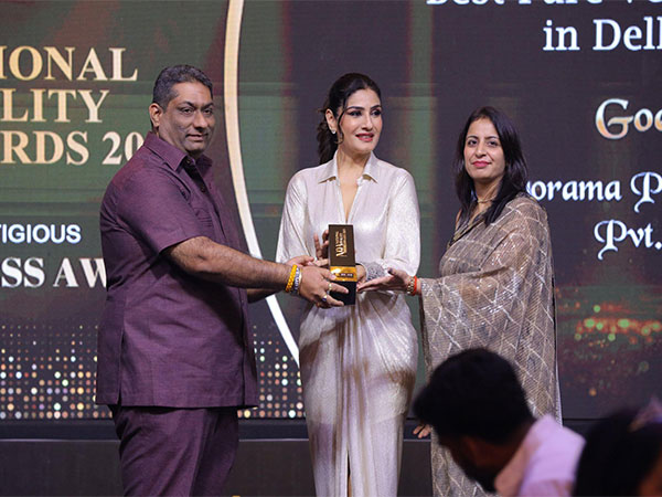 Deepak Chadha, Teena Chadha Director (Vegorama Punjabi Angithi Pvt. Ltd.) receiving Brand Empower’s “National Quality Awards 2024” from Padma Shree Awardee, Raveena Tandon