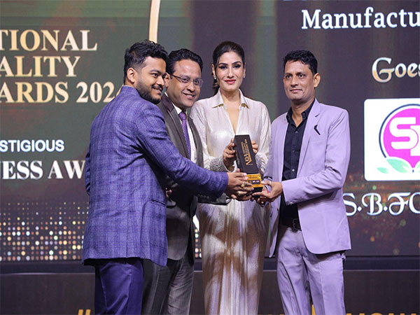Rohit Sharda (Founder of SB Foods) receiving Brand Empower’s “National Quality Award 2024” from Padma Shree Awardee, Raveena Tandon