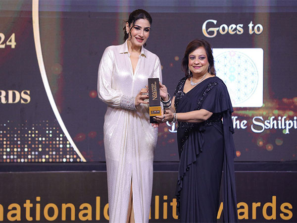 Dr. Riddhe Sshilpi receiving Brand Empower’s “National Quality Award 2024” from Padma Shree Awardee, Mrs. Raveena Tandon