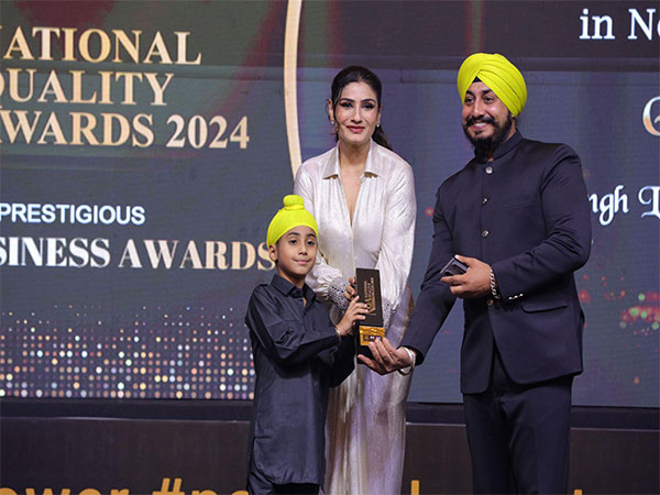 Gurmeet Singh, Chairman (Singh Legal Associates), receiving Brand Empower’s “National Quality Award 2024” from Padma Shree Awardee, Raveena Tandon
