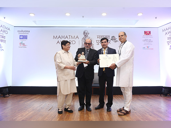 Anil K Makkar, Group Chief Sustainability Officer, JK Organisation & Manufacturing Director, JK Tyre receiving the Mahatma Award from Dr. Kiran Bedi, former LG, Puducherry