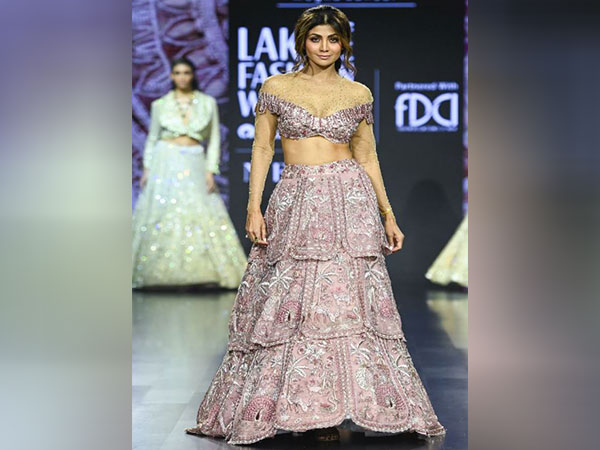 Actor Shilpa Shetty (Image source: Lakme Fashion Week X FDCI)