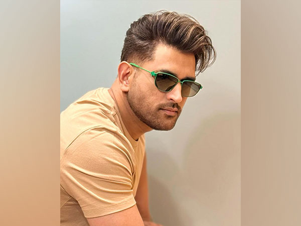 Star cricketer  Mahendra Singh Dhoni  (Image source: Instagram @aalimhakim)