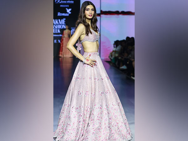 Actor Diana Penty (image source: Lakme Fashion Week X FDCI)