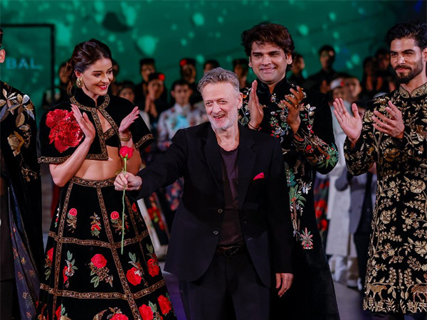 Ananya Panday, Rohit Bal(Image source: Instagram/ @lakmefashionwk)