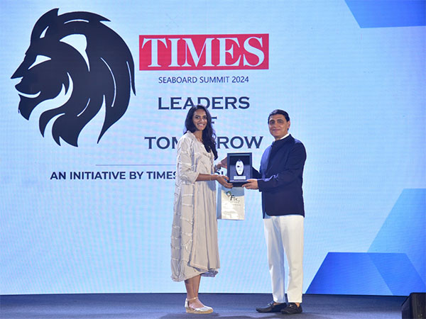 Jatin Ahluwalia, Co-Founder & Managing Director of Sports NTW Pvt. Ltd., felicitated by PV Sindhu at the Times Seaboard Summit event in Goa