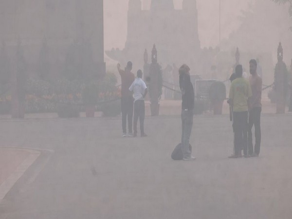 Smog near India gate (Photo/ANI)
