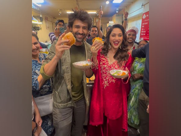 Kartik Aaryan with Madhuri Dixit (Photo/instagram/kartikaaryan)