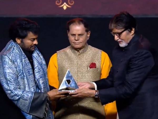 Actors Amitabh Bachchan, Chiranjeevi (Image source: ANR Awards team)
