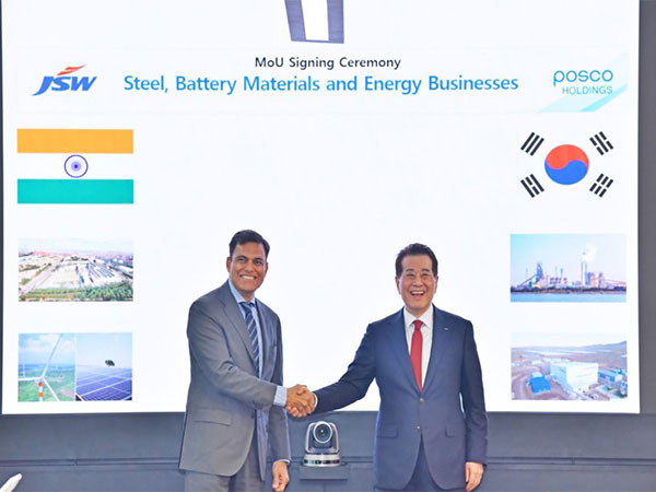 Sajjan Jindal, Chairman, JSW Group with Chang In-hwa, Chairman, POSCO (Photo source: JSW)