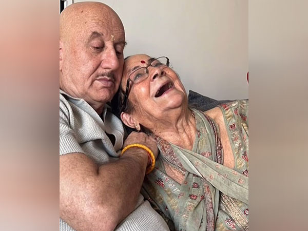 Anupam Kher with his mother (Image source: Instagram) 